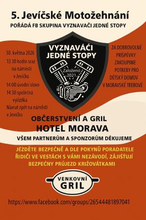 motorkáři na náměstí